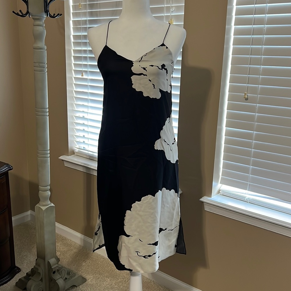 ♥️NWOT Tibi Sz 00 100% silk dress. Side zipper. Black & white flowers